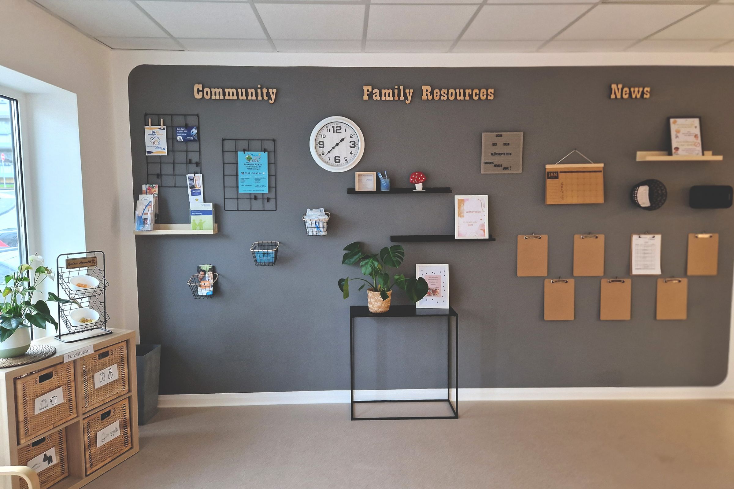 Der Eingangsbereich der Kita mit einer Feature Wand, an welcher Aushänge und ähnliches zu finden sind. 