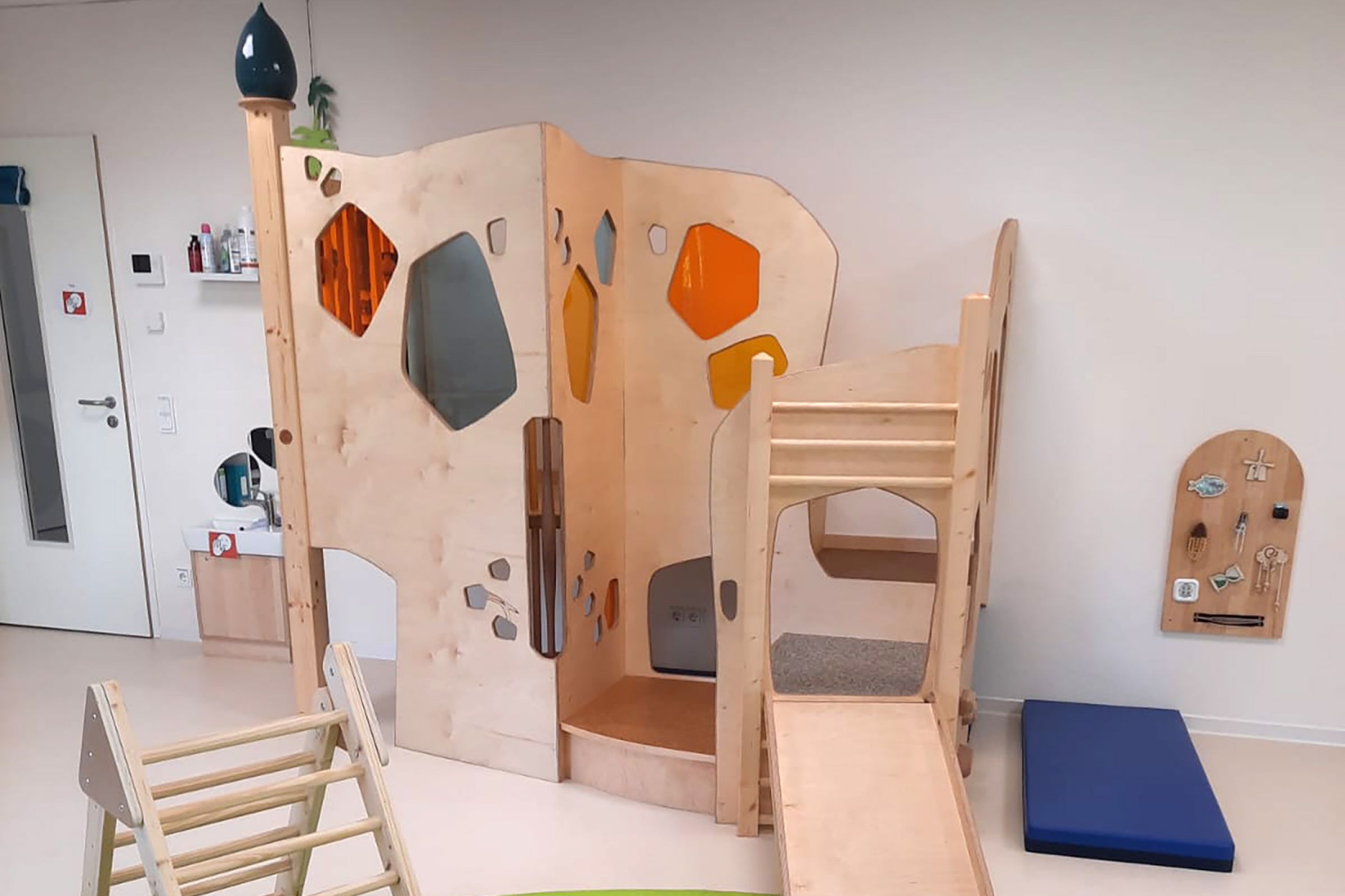 Eine Spielburg in der Kita zum klettern, rutschen und Spaß haben.