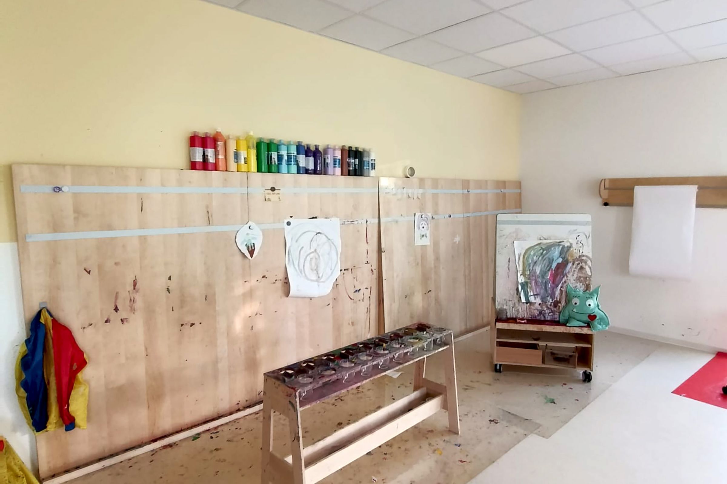 Ein Mal Raum in der Kita mit einer Staffelei und platz zum Aufgängen der gemalten Bilder.