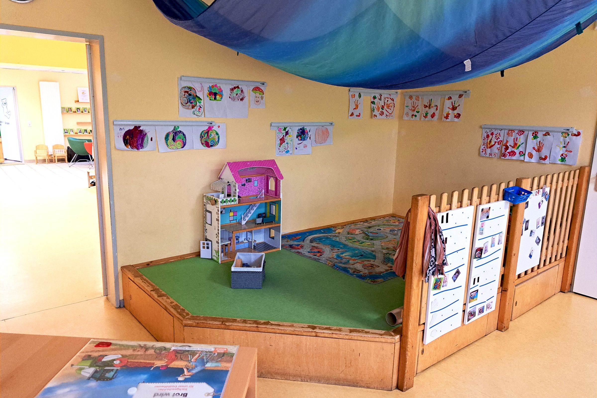 Dieses Bild zeigt einen Gruppenraum der Kita Villa Kunterbunt.