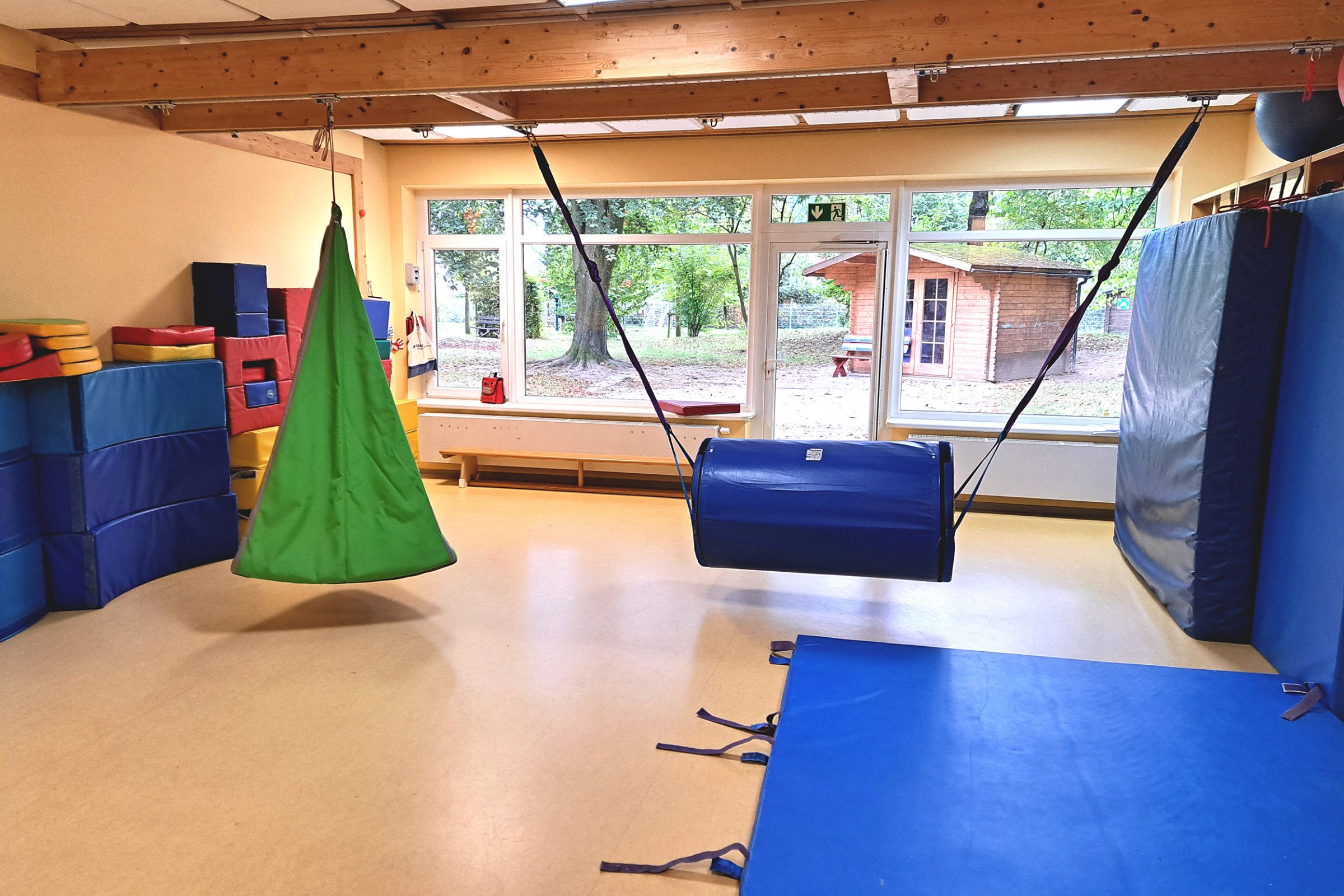 Dieses Bild zeigt einen Turnraum der Kita Villa Kunterbunt.