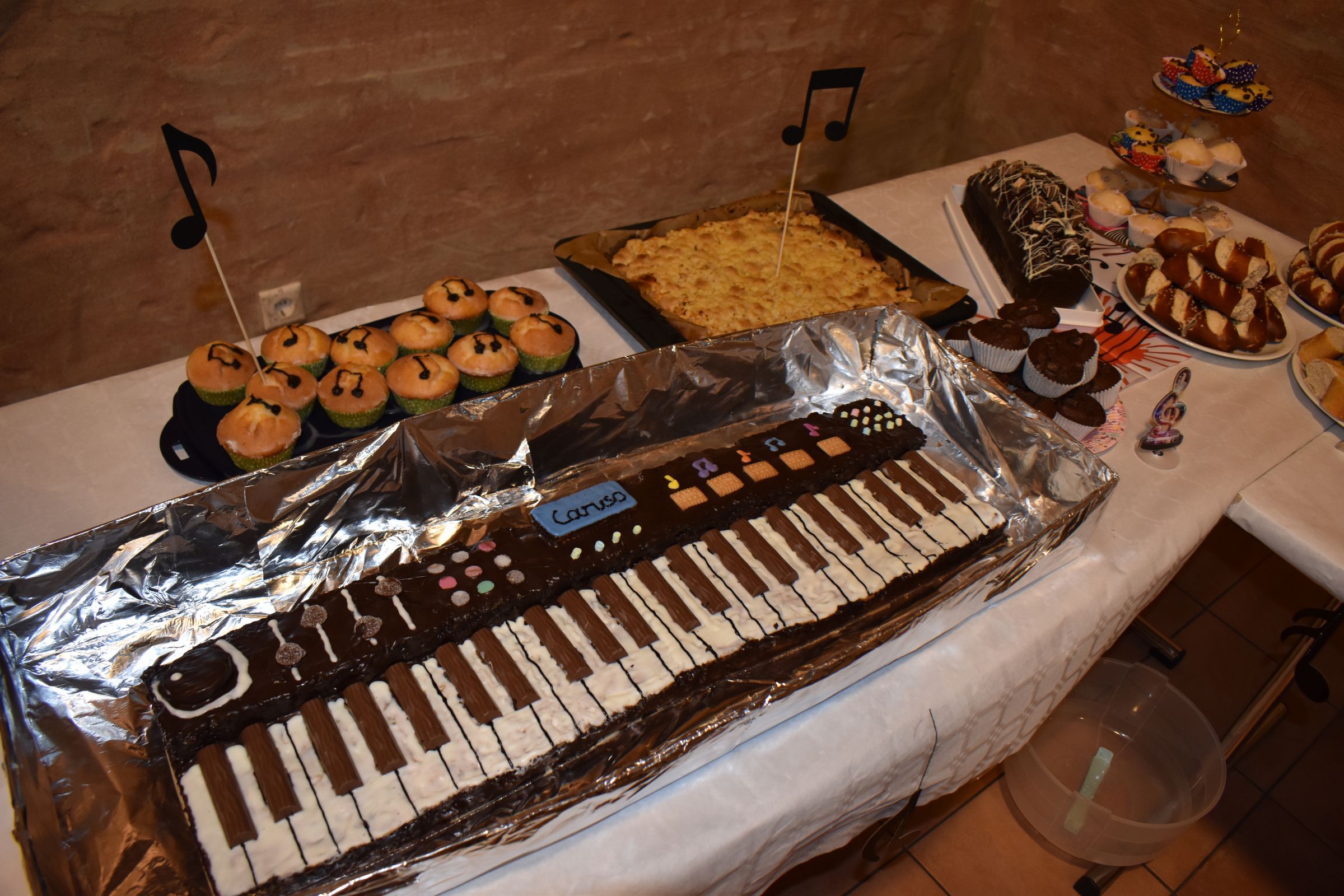 Ein Kuchen gestaltet als Klaviertastatur mit der Aufschrift Caruso