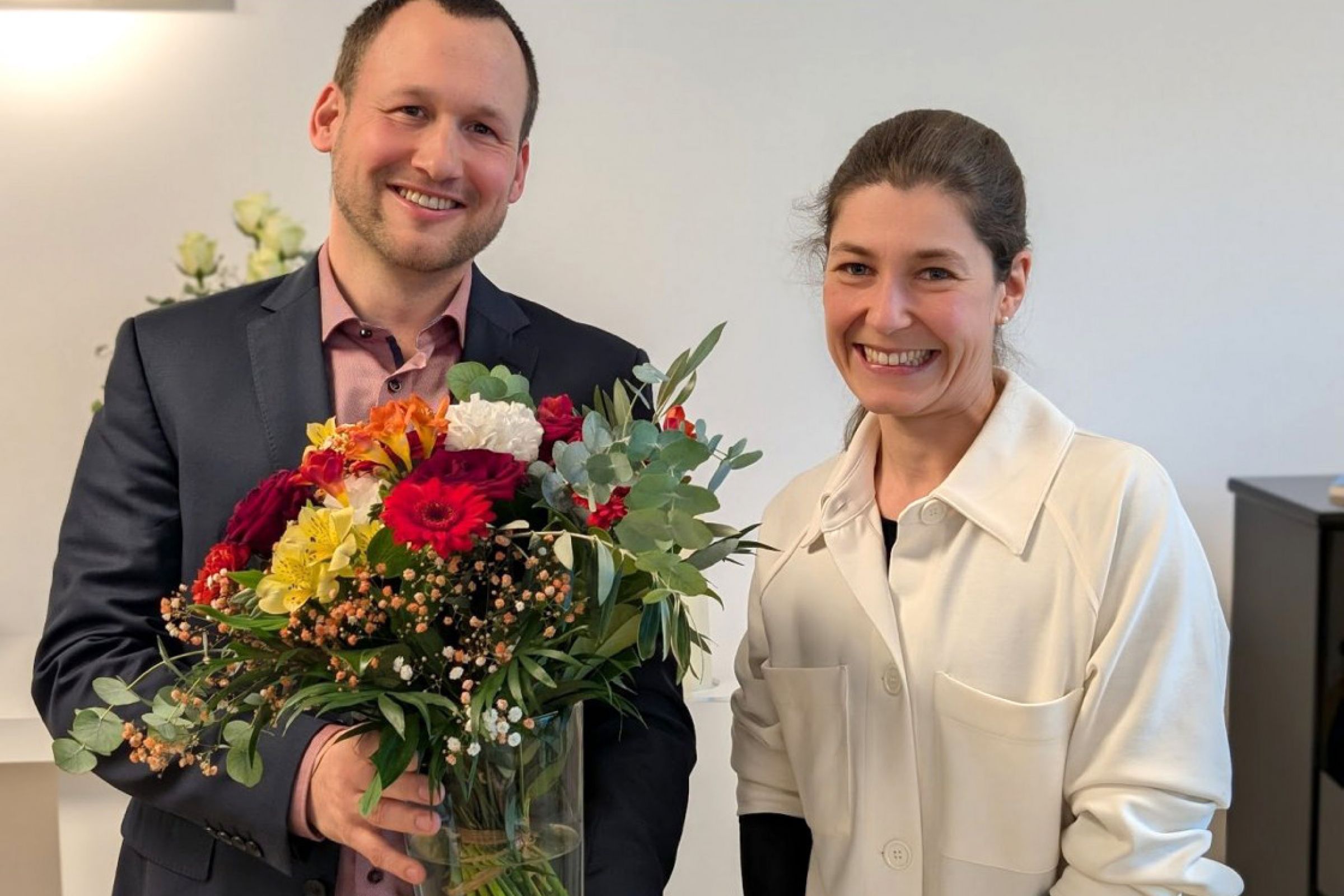 Moritz Starke Moritz Starke bekommt einen Blumenstrauß überreicht