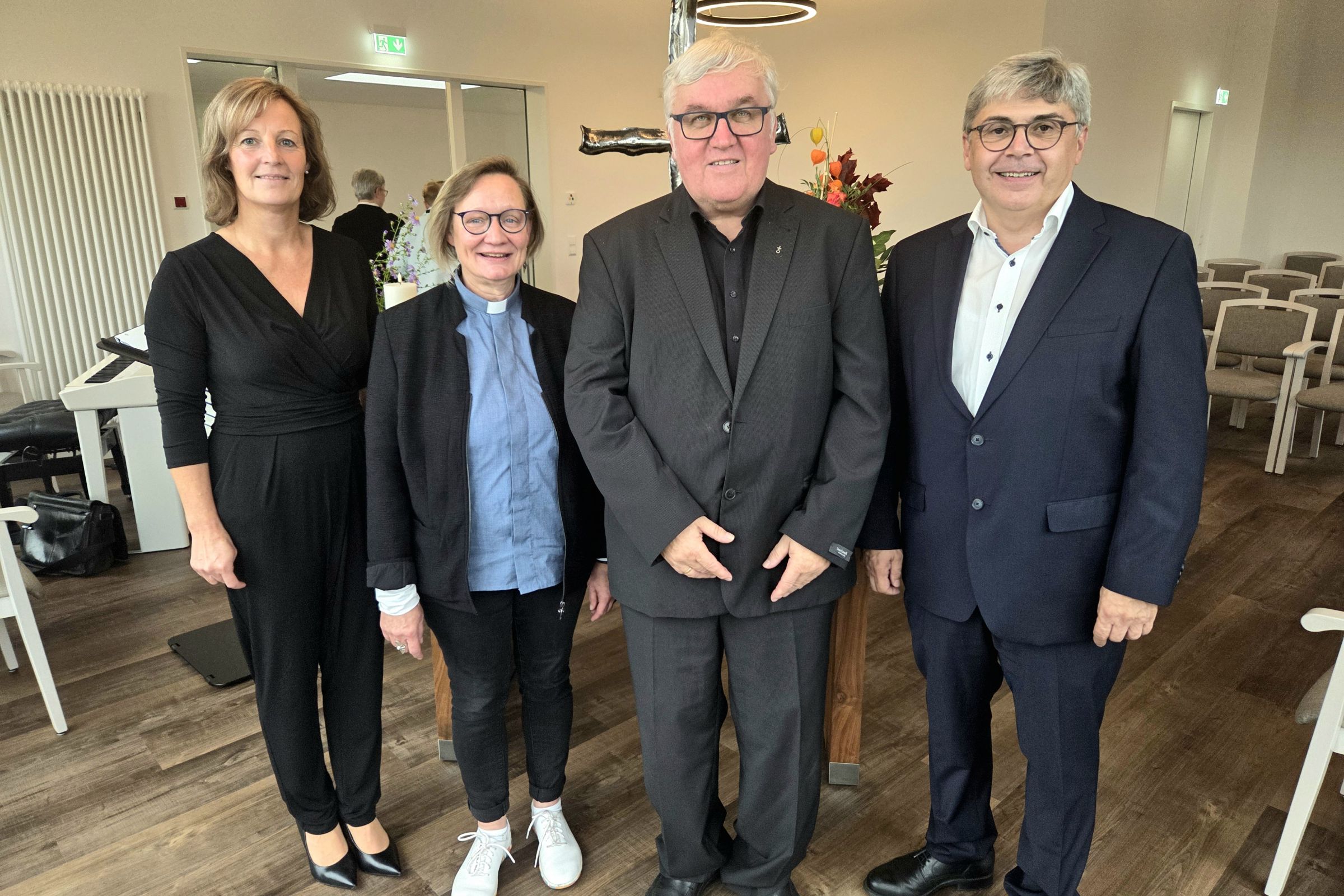 Jane Georgi, Birgit Fahnert, Ludwig Hetzel und Christian Voller-Morgenstern stehen nebeneinander im Kirchenraum