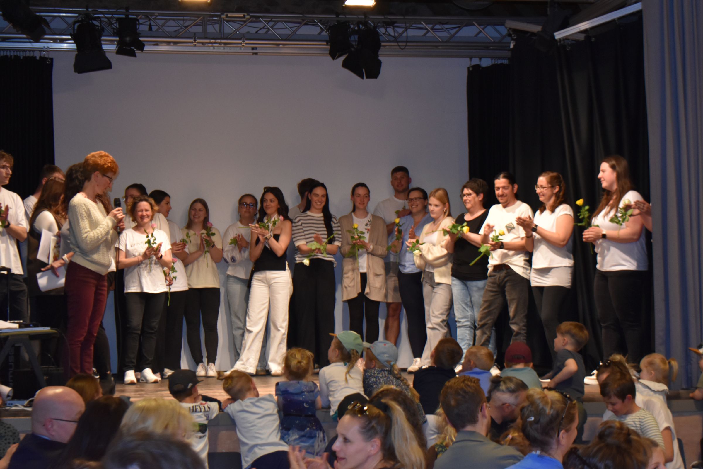 Das Team bekommt das Zertifikat verliehen