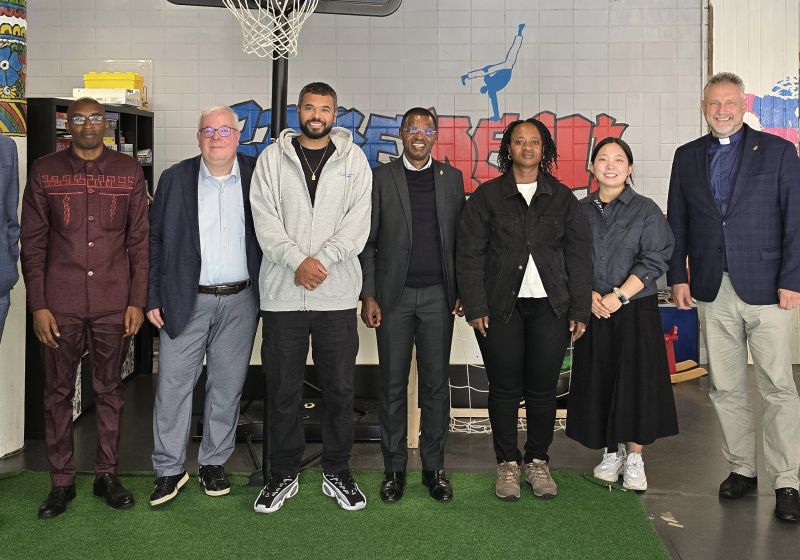 Gruppenbild mit Bischof Dr. Bischof Emmanuel Sinzohagera aus Burundi und Bischof Werner Philipp gemeinsam mit weiteren Personen im Frankfurter Jugendzentrum basement26