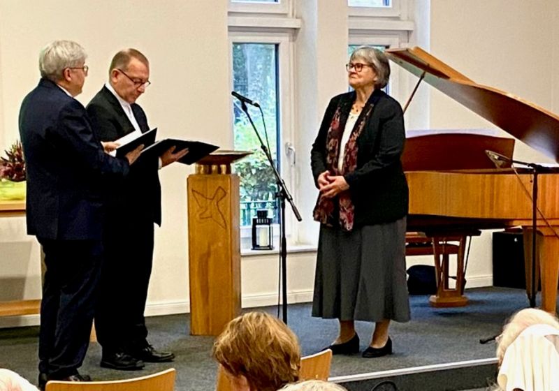 Pastorin Irene Kraft bei ihrer feierlichen Einführung im Rahmen eines Gottesdienstes, neben ihr ein Flügel