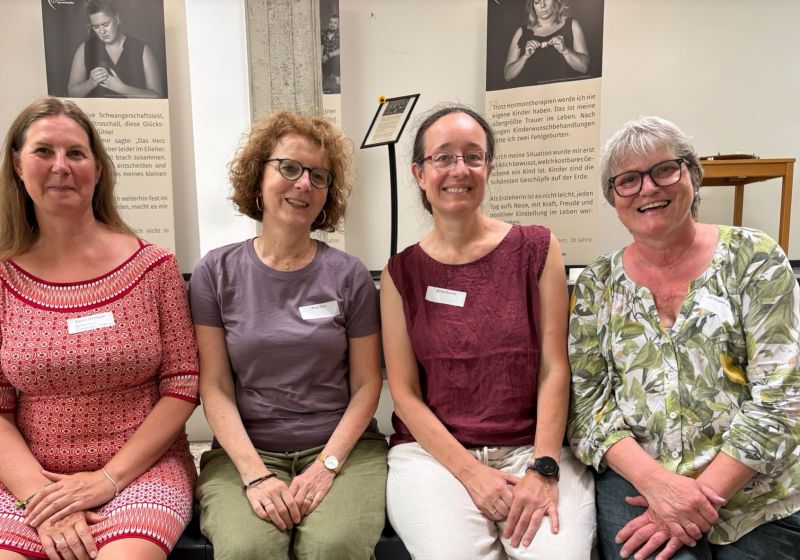 Vier Referentinnen des Fachtags Sternenkinder an der Theologischen Hochschule Reutlingen vor der Fotoausstellung „Stille Momente“.
