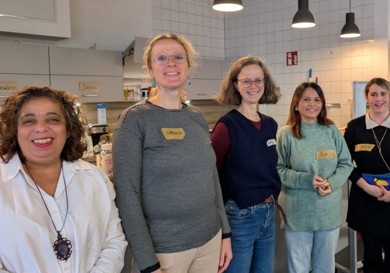 Gruppenbild mit Antje Wooge und drei Referentinnen, lachend