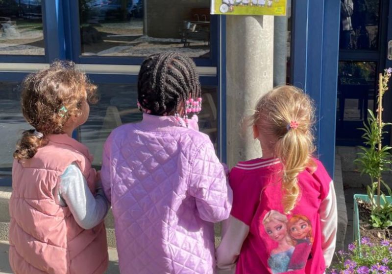 Kinder ein Plakat an