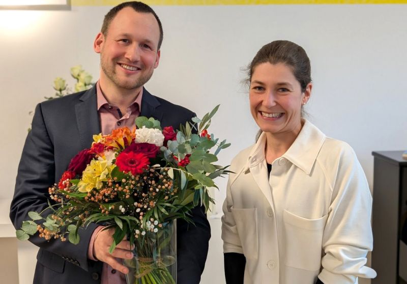 Moritz Starke bekommt einen Blumenstrauß überreicht