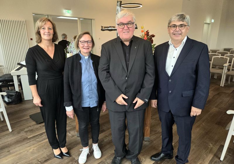 Jane Georgi, Birgit Fahnert, Ludwig Hetzel und Christian Voller-Morgenstern stehen nebeneinander im Kirchenraum