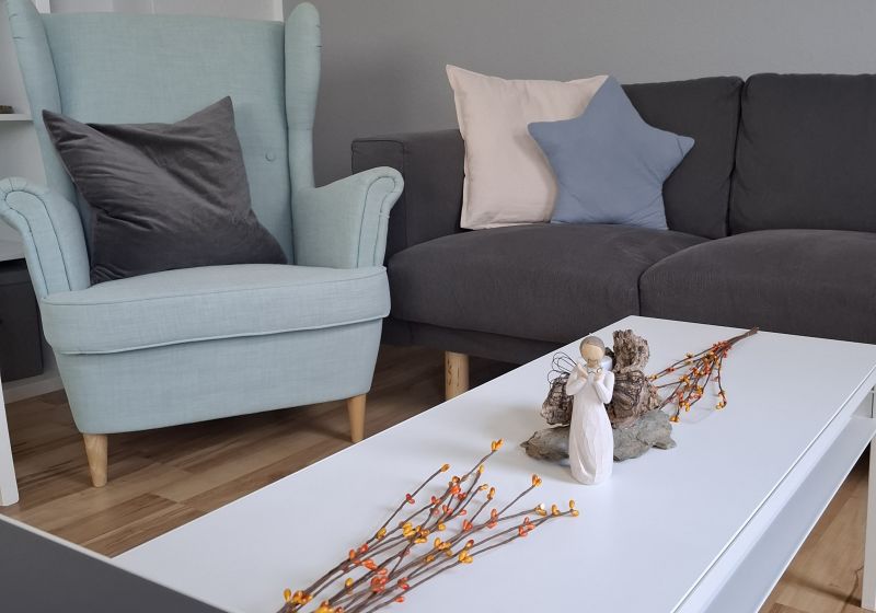 Nahaufnahme der Sitzecke mit einem Engel auf dem Tisch