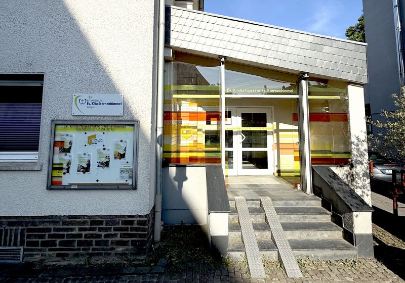 Der Eingang des Gebäudes der Ev. Kita Sternenhimmel.