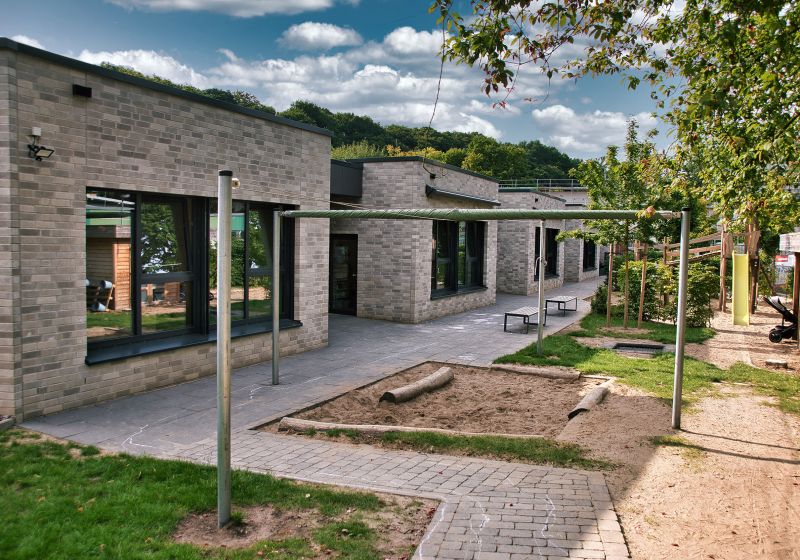 Das Außengelände und Gebäude der Kita Blütenzwerge. 