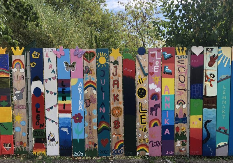 Der Zaun der Ev. Kita Hochstraß in bunten Farben 