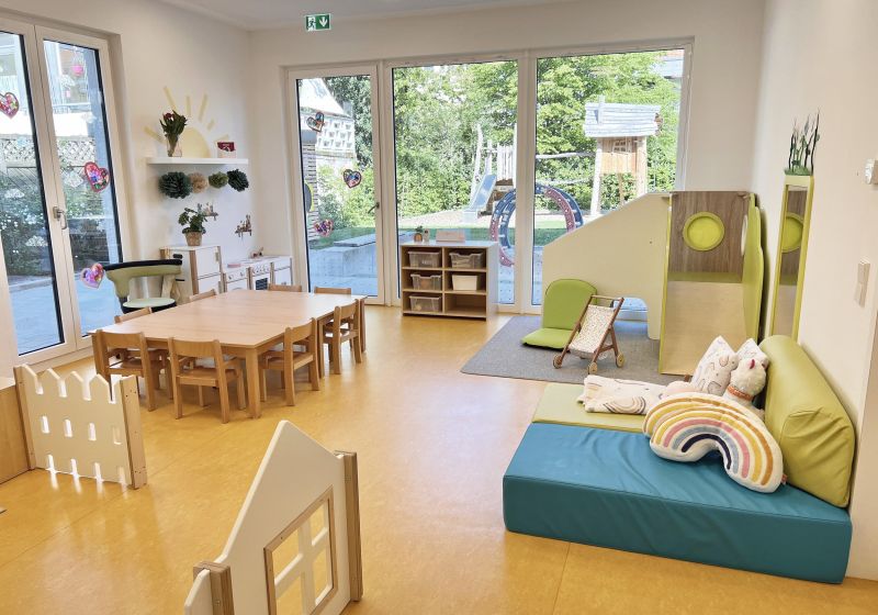 Ein einladenden Gruppenraum der Kita Kleine Raupe. 