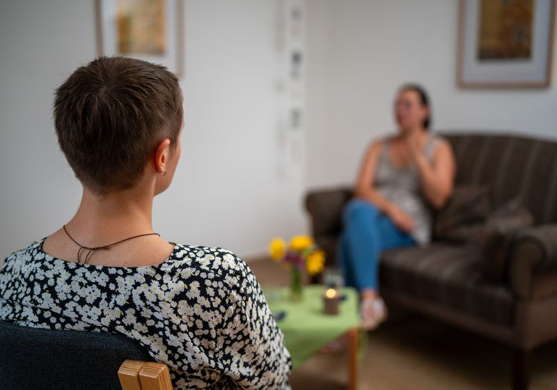 Der Alltag der MitarbeiterInnen der Beratungsstelle in einem Gespräch mit einer betroffenen Person.